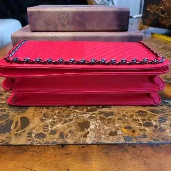 ⬆️⬆️LOW START 🛑Vegan Red leather with gun metal chain detail - Picture 5 of 7